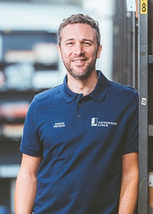 Mitarbeiter mit blauen Polo-Shirt und dem weißen Schriftzug Autohaus Linck