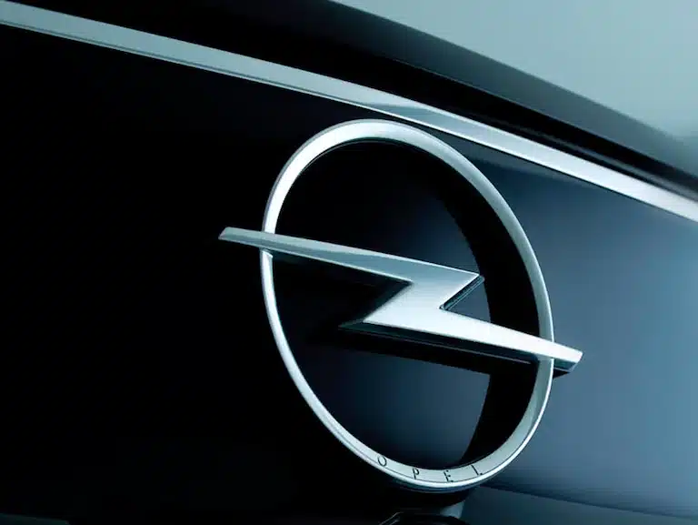 Silbernes Logo der Marke Opel